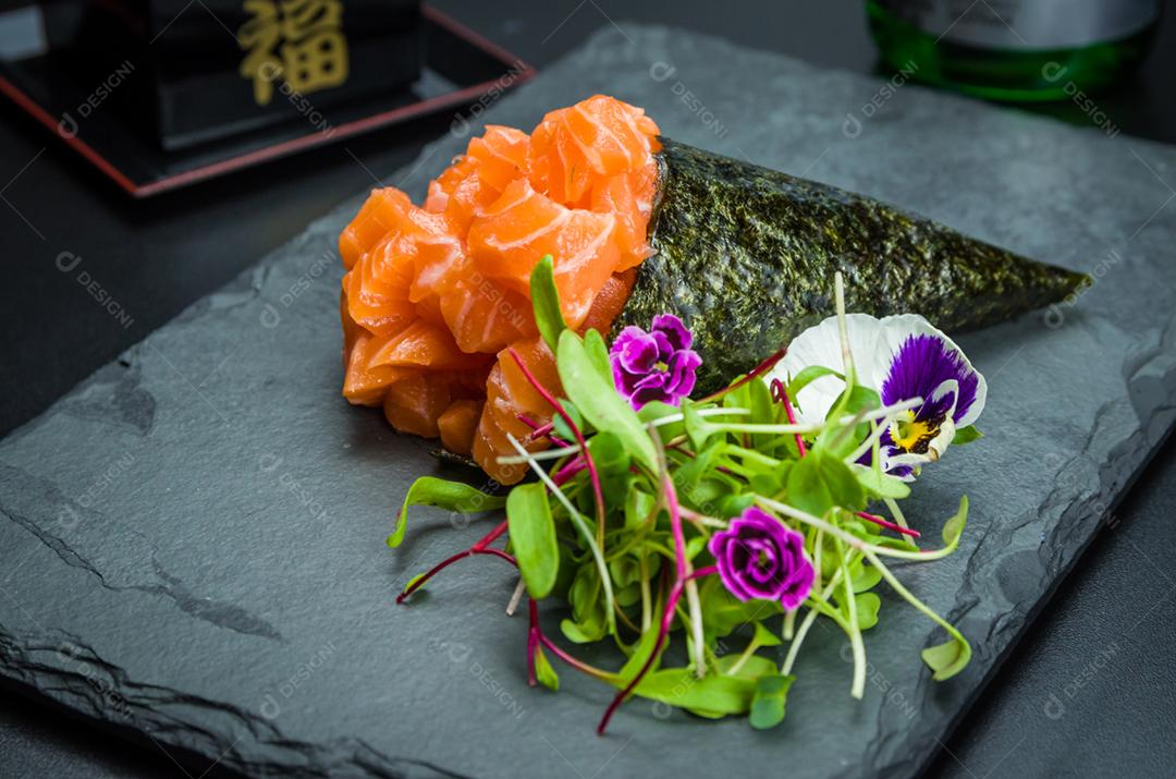Sushi. Culinária tradicional japonesa, temaki de salmão premium decorado em ambiente elegante.