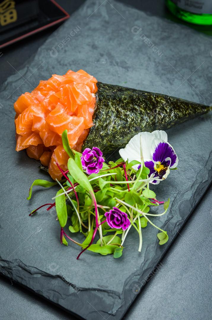 Sushi. Culinária tradicional japonesa, temaki de salmão premium decorado em ambiente elegante.