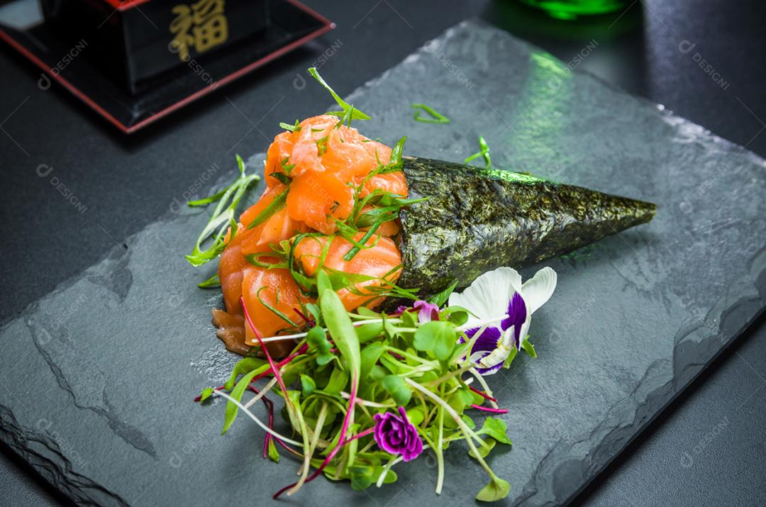 Sushi. Culinária tradicional japonesa, temaki de salmão premium decorado em ambiente elegante.