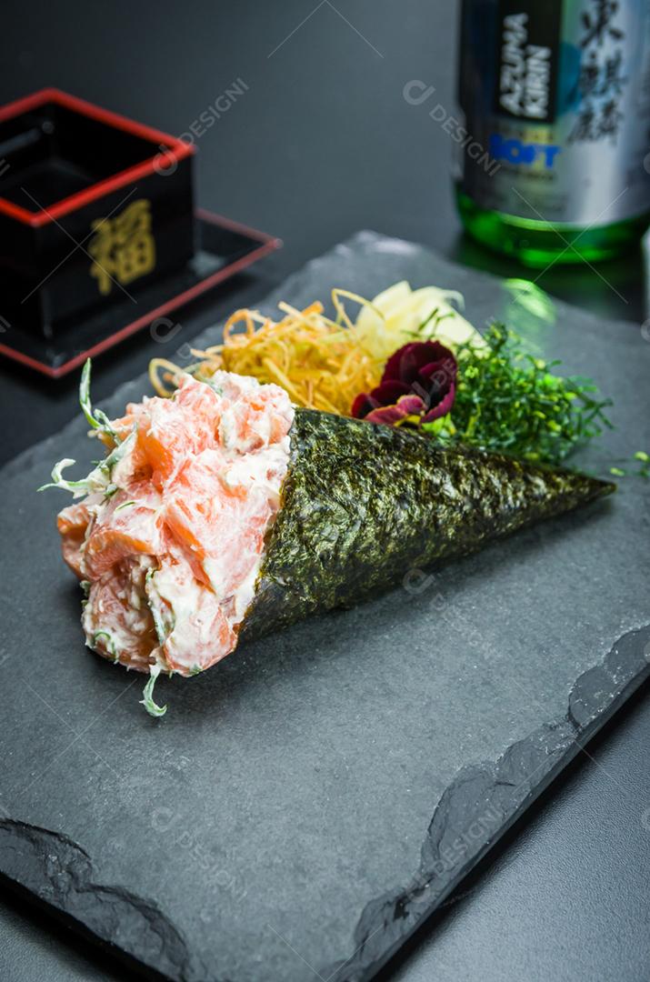 Sushi. Culinária tradicional japonesa, temaki de salmão premium decorado em ambiente elegante.