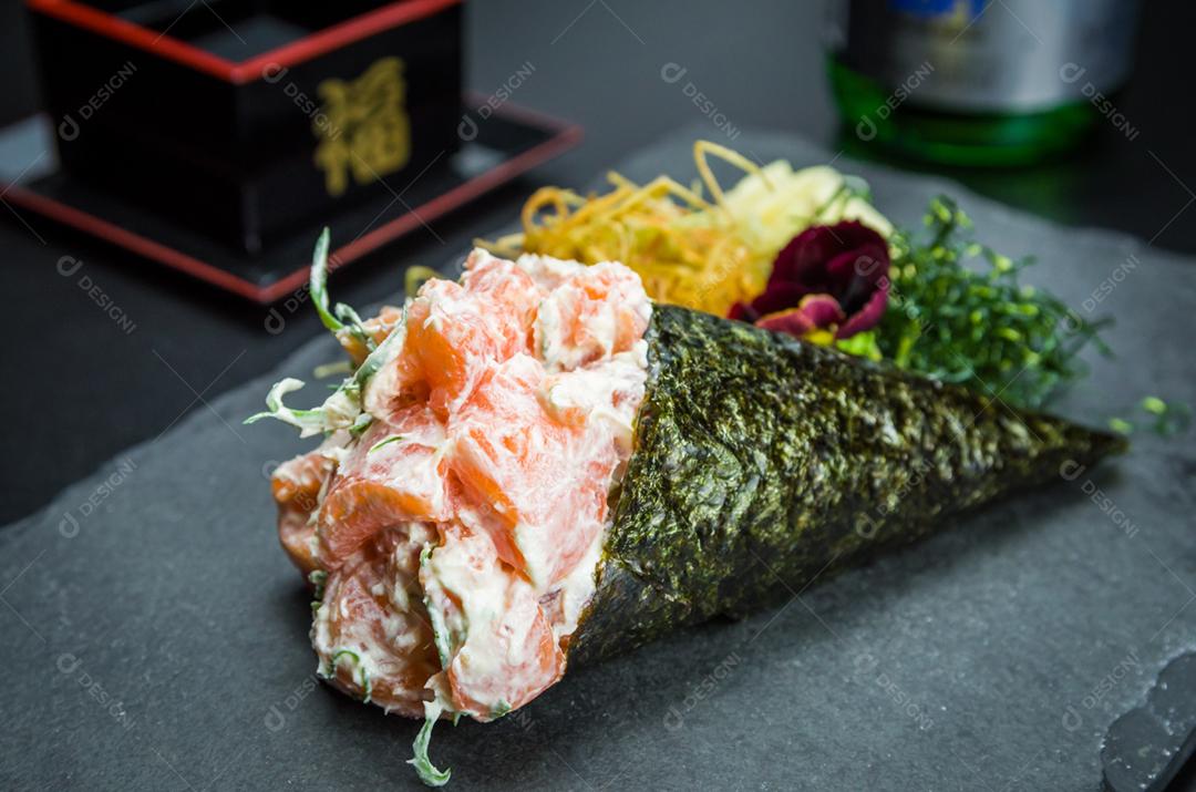 Sushi. Culinária tradicional japonesa, temaki de salmão premium decorado em ambiente elegante.