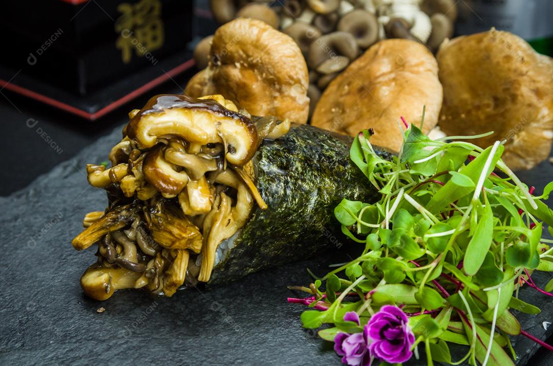 Sushi. Culinária tradicional japonesa, cogumelos premium Temaki, shitake, shimeji, decorados em ambiente elegante.