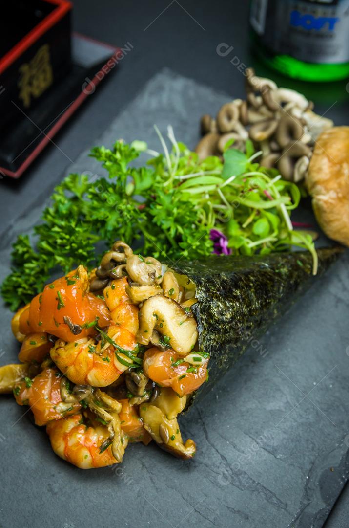 Temaki sushi. Culinária tradicional japonesa, Temaki de cogumelos, camarão e salmão