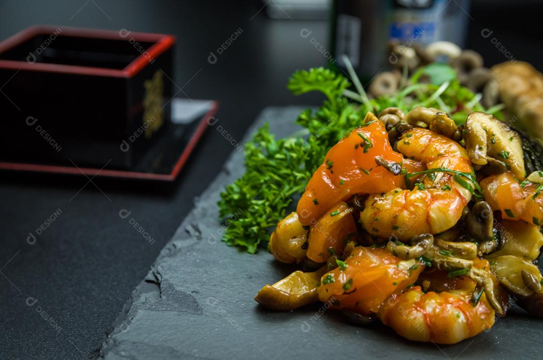 Sushi. Culinária tradicional japonesa, Temaki de cogumelos, camarão e salmão, decorado