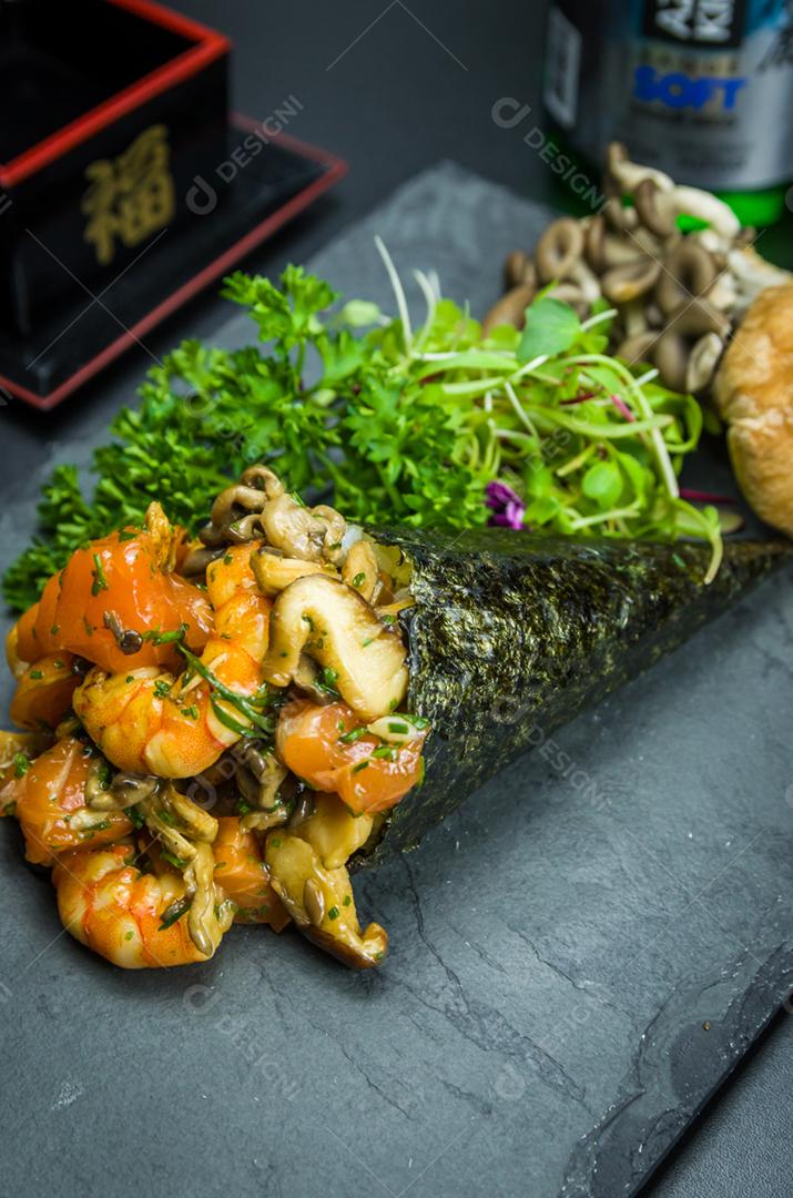 Sushi. Culinária tradicional japonesa, Temaki de cogumelos, camarão e salmão, decorado