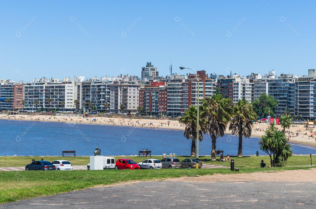 Lugar de referência na praia de pocitos em que está localizado as letras de montevidéu, um lugar para o turista