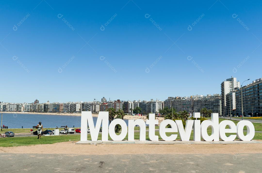 Lugar de referência na praia de pocitos em que está localizado as letras de montevidéu, um lugar para o turista