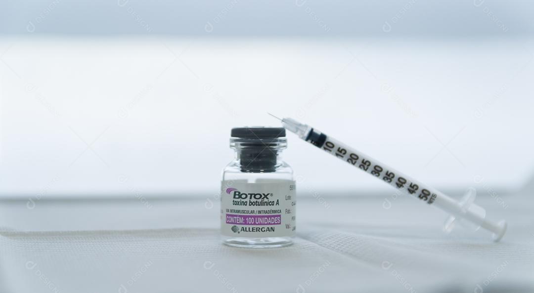 Frasco de remédio de vidro Botox, Seringa de toxina botulínica, hualurônico, colágeno ou gripe em um fundo branco