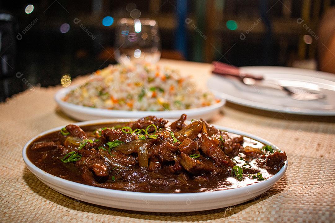 Comida deliciosa sobre mesa de madeira em restaurante chique