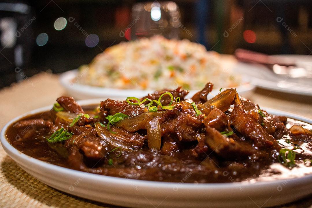 Comida deliciosa sobre mesa de madeira em restaurante chique