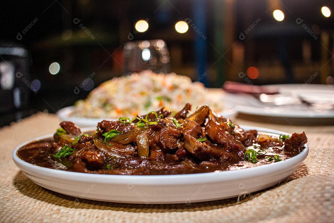 Comida deliciosa sobre mesa de madeira em restaurante chique.