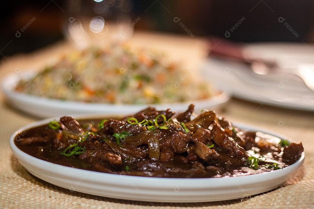 Comida deliciosa sobre mesa de madeira em restaurante chique