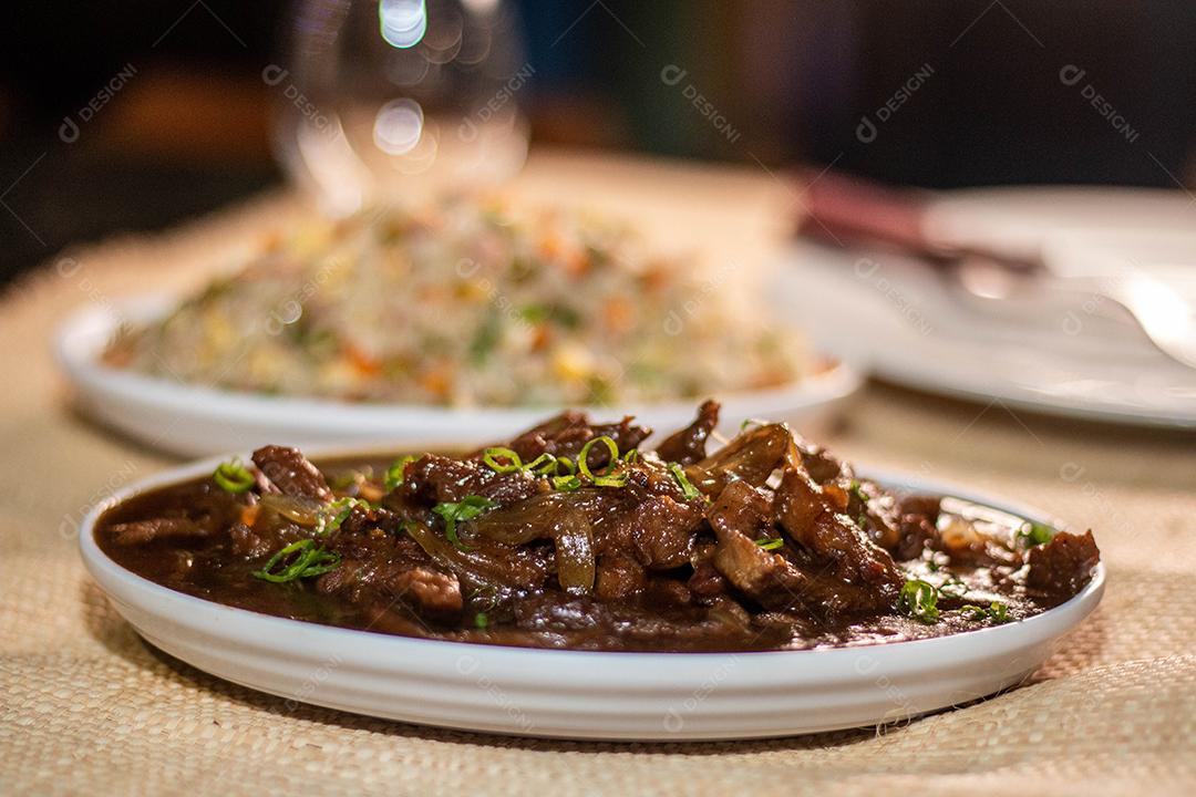 Comida deliciosa sobre mesa de madeira em restaurante chique