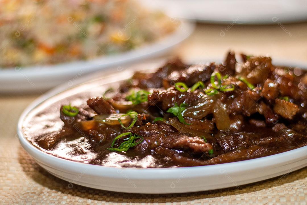 Comida deliciosa sobre mesa de madeira em restaurante chique