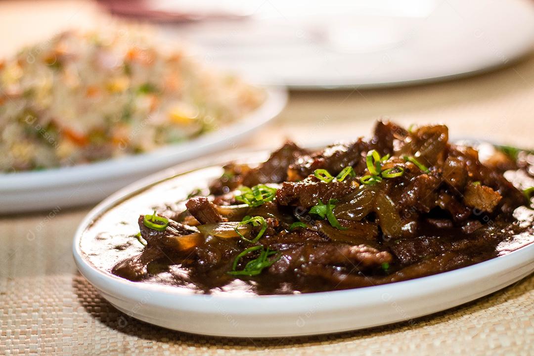 Comida deliciosa sobre mesa de madeira em restaurante chique