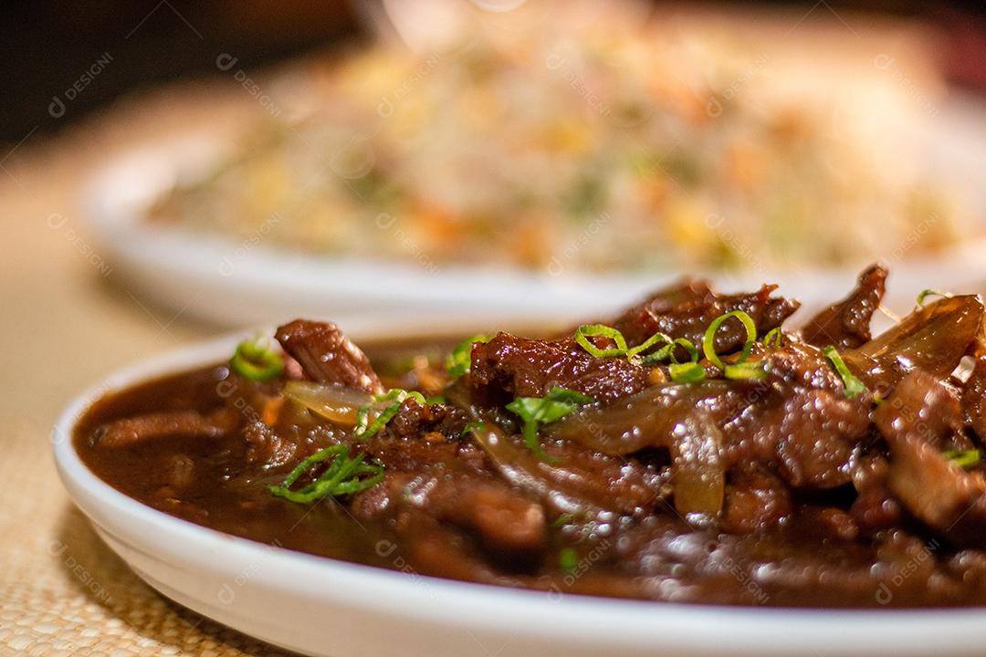 Comida deliciosa sobre mesa de madeira em restaurante chique