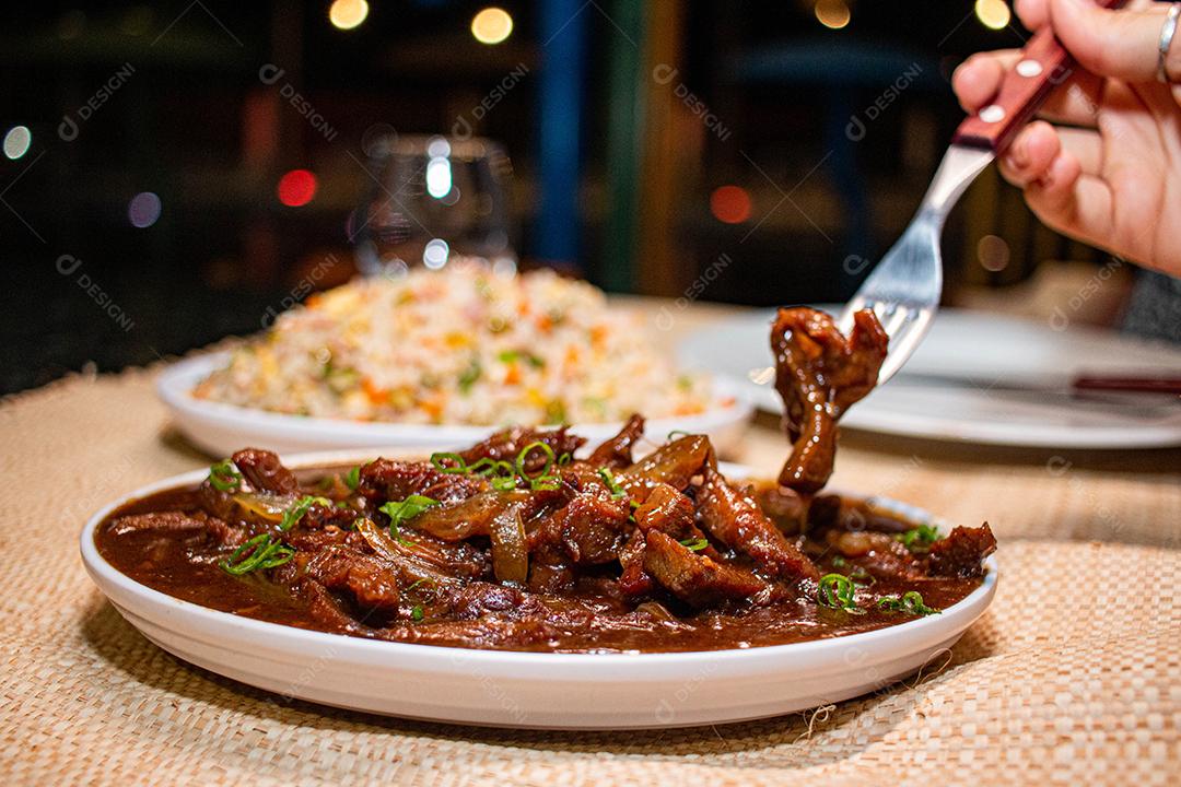 Comida deliciosa sobre mesa de madeira em restaurante chique