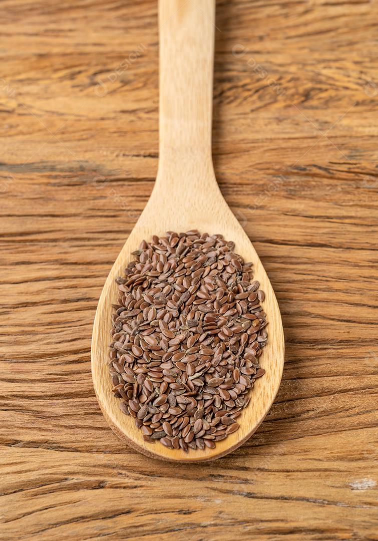 sementes de linhaça marrom em uma colher de pau.
