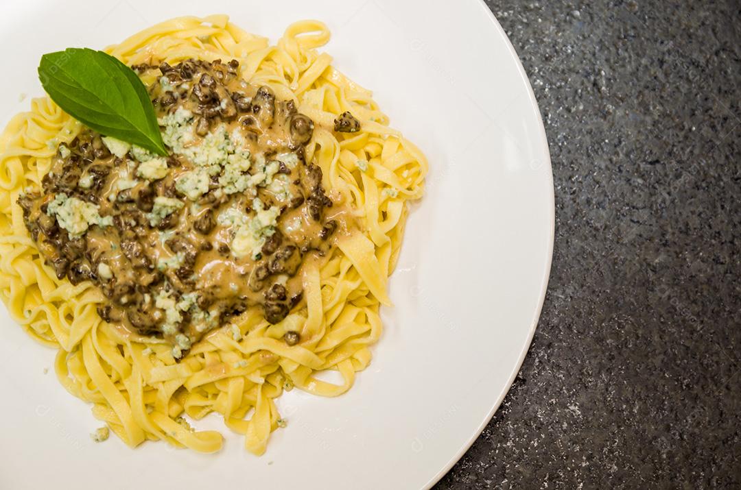 Linda massa caseira com molho de carne e queijo gorgonzola o