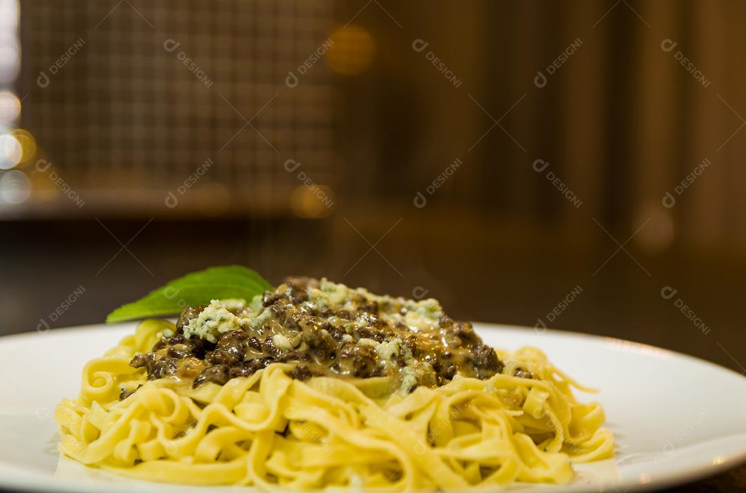 Linda massa caseira com molho de carne e queijo gorgonzola o