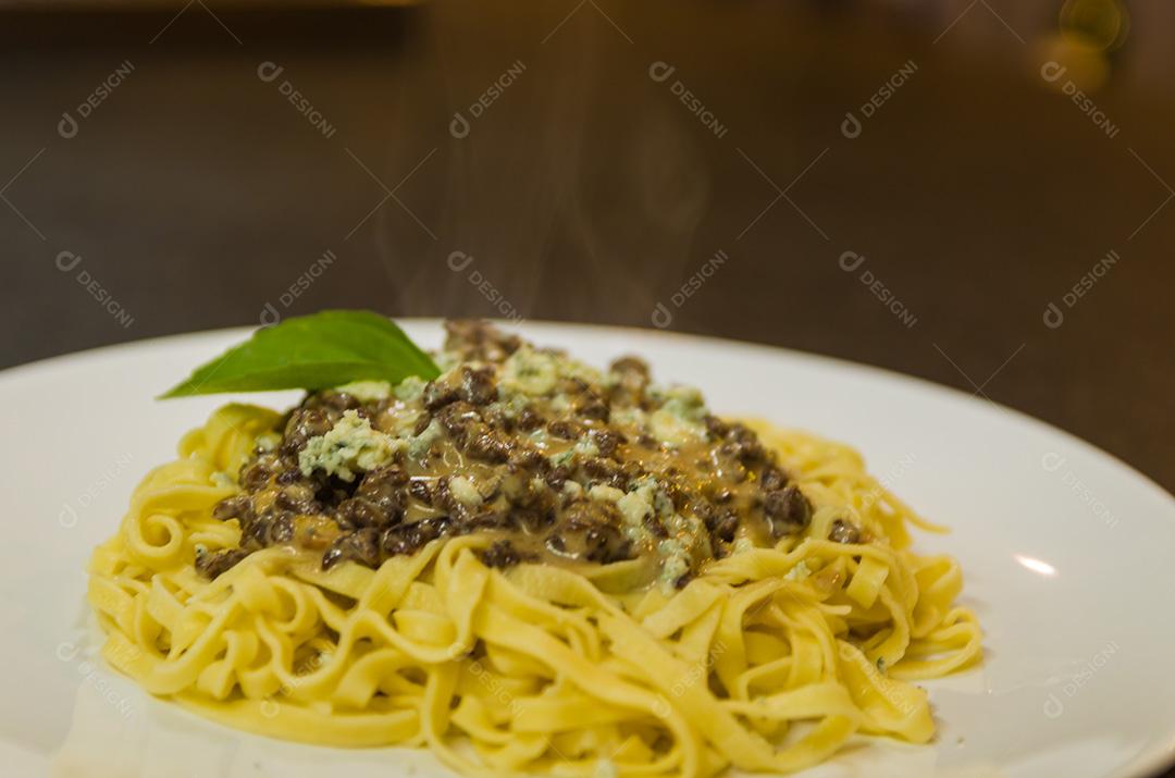 Linda massa caseira com molho de carne e queijo gorgonzola o