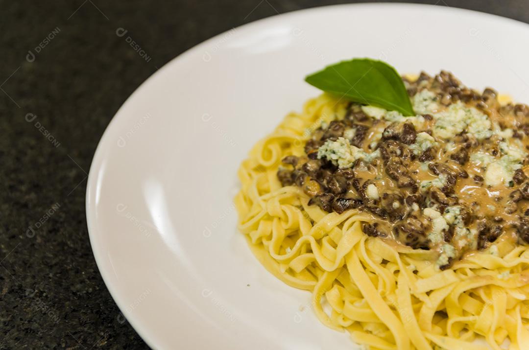 Linda massa caseira com molho de carne e queijo gorgonzola o