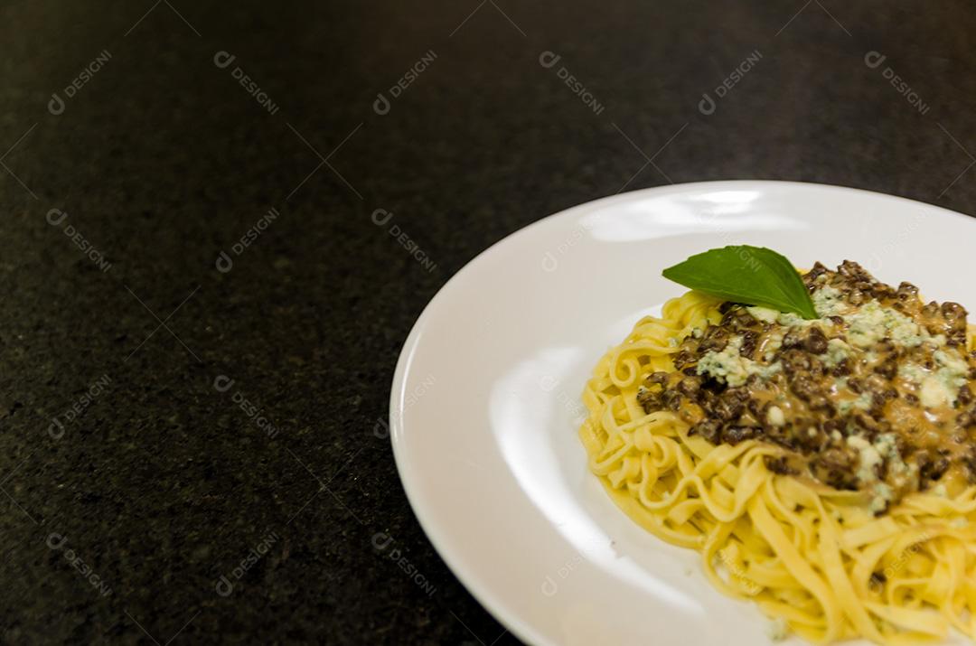 Linda massa caseira com molho de carne e queijo gorgonzola o