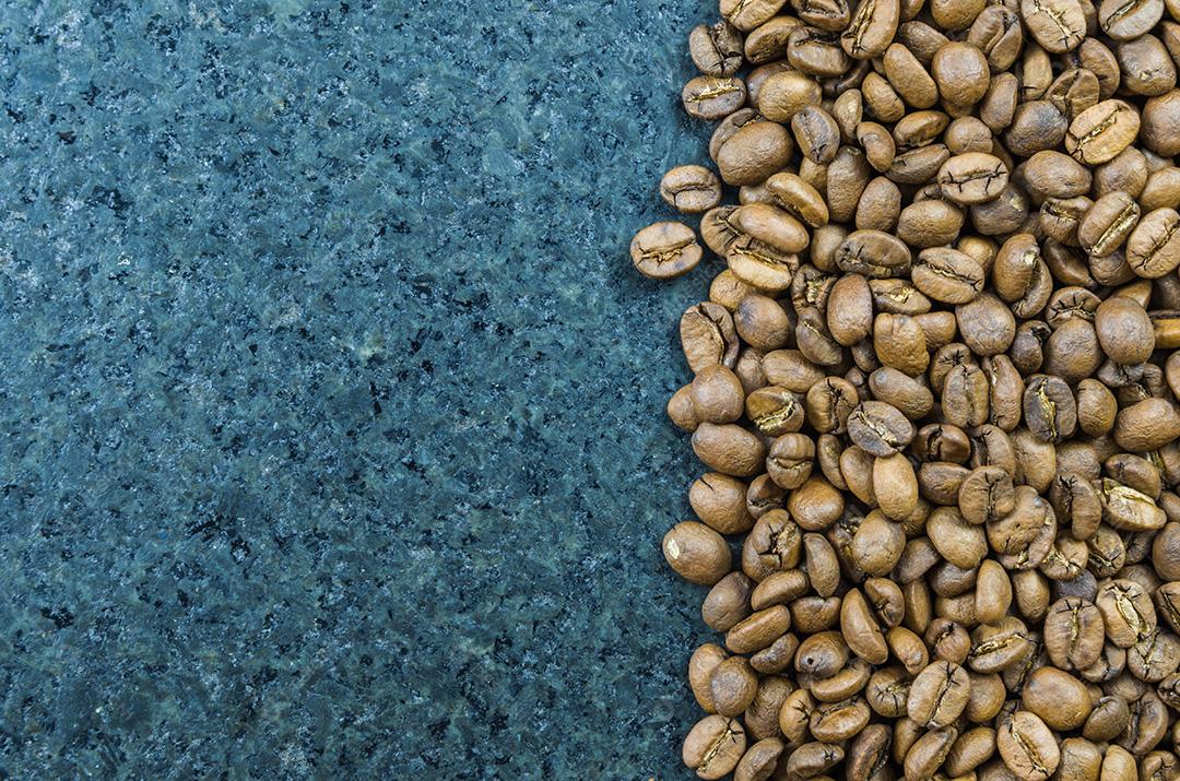 Textura, fundo de grãos de café inteiros, crus.