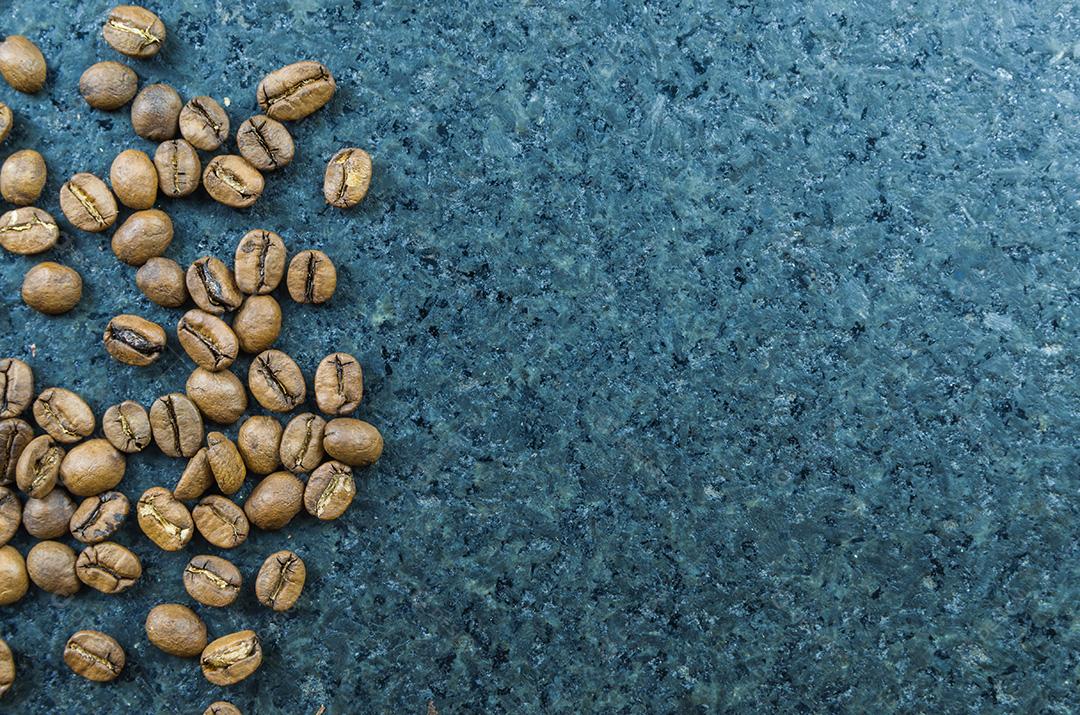 Textura, fundo de grãos de café inteiros, crus.