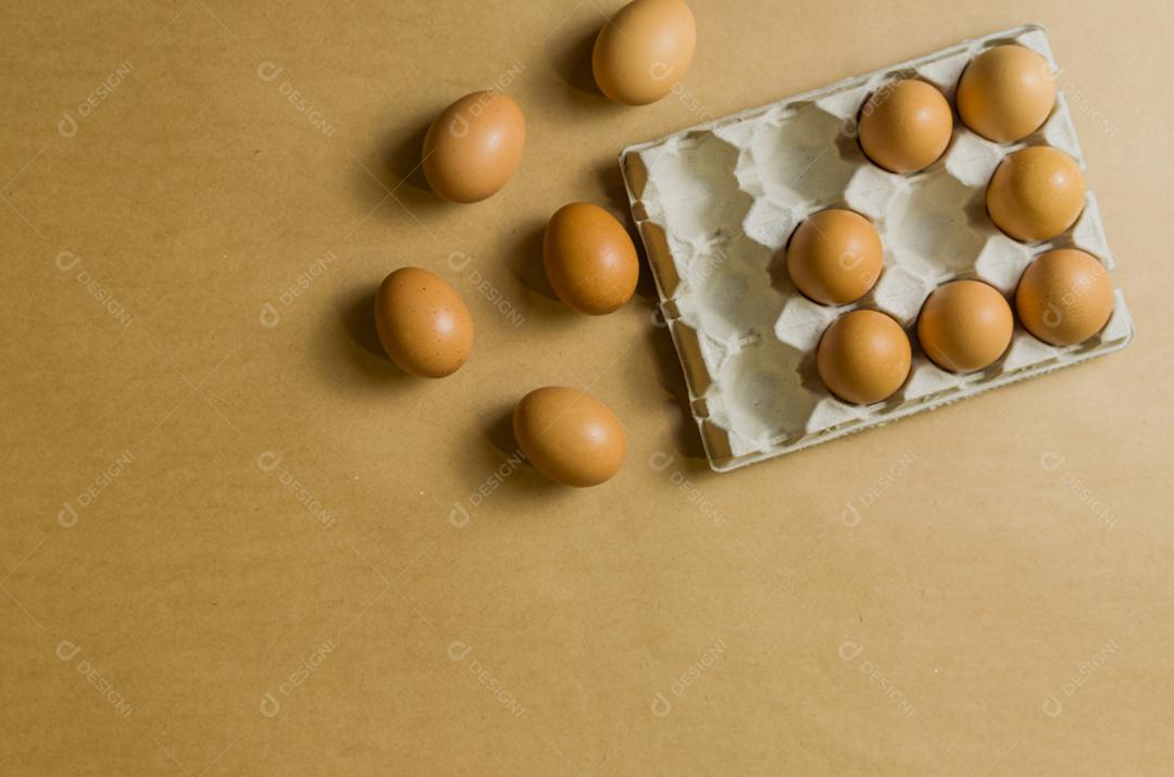Lindos ovos de galinha marrom fresca sobre fundo marrom