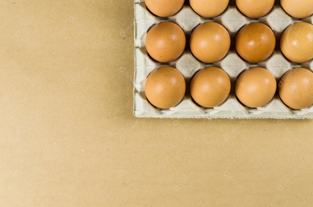 Lindos ovos de galinha marrom fresca sobre fundo marrom