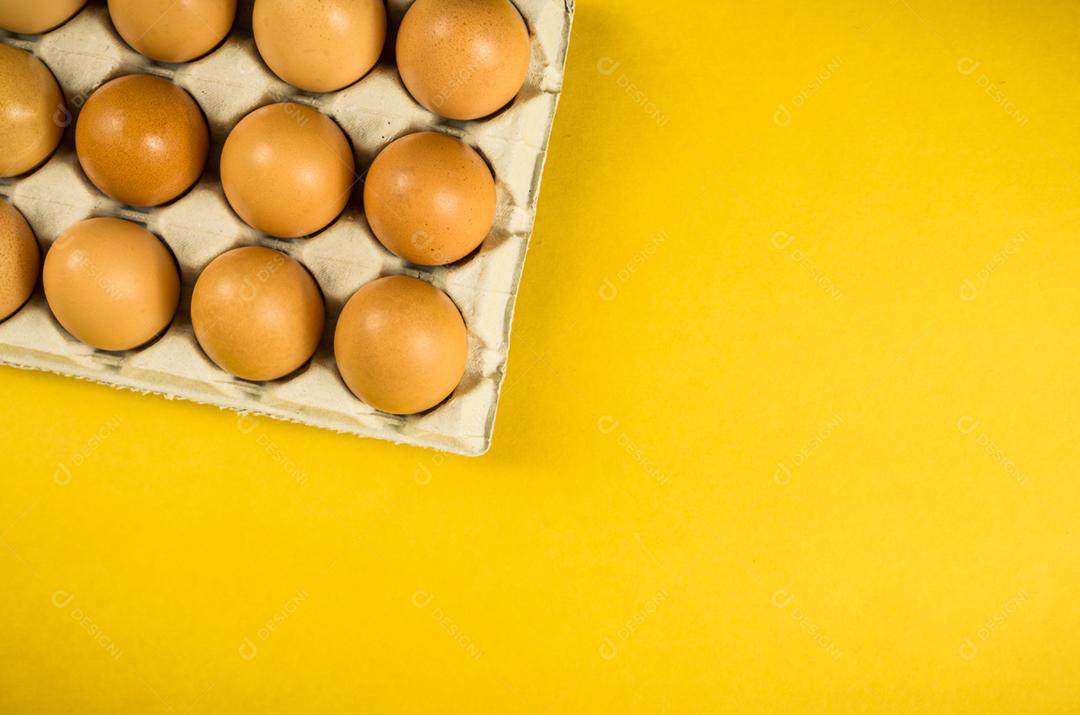 Lindos ovos de galinha marrom fresca sobre fundo marrom