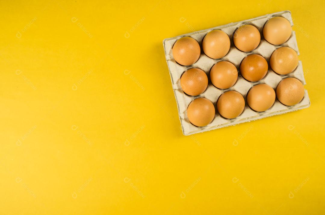 Lindos ovos de galinha marrom fresca sobre fundo marrom