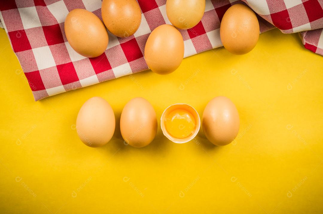 Lindos ovos de galinha marrom fresca sobre fundo marrom