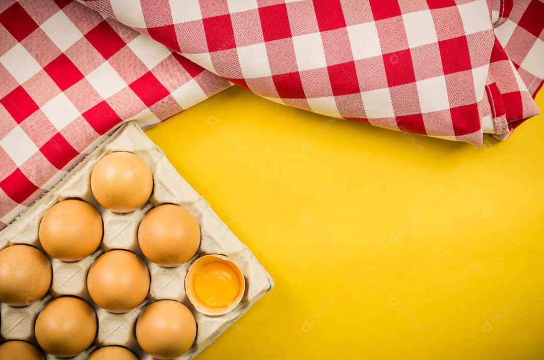 Lindos ovos de galinha marrom fresca sobre fundo marrom