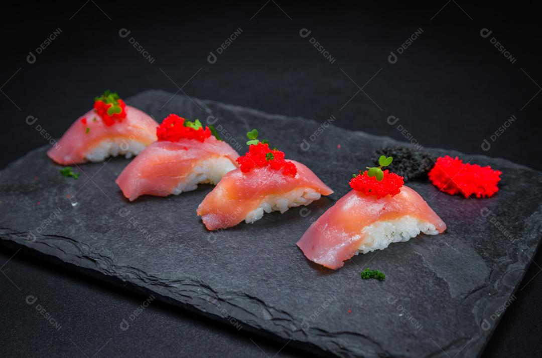 Sushi perfeito, cozinha tradicional japonesa. Delicioso kiguiri de atum com ovas de capelim caviar