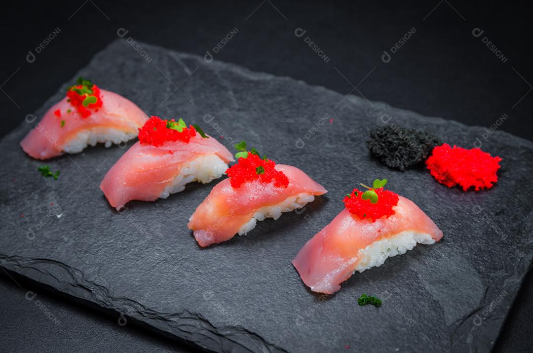 Sushi perfeito, cozinha tradicional japonesa. Delicioso kiguiri de atum com ovas de capelim caviar