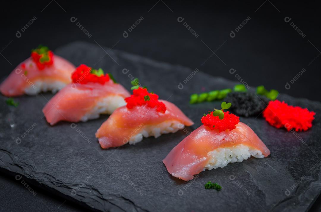 Sushi perfeito, cozinha tradicional japonesa. Delicioso kiguiri de atum com ovas de capelim caviar