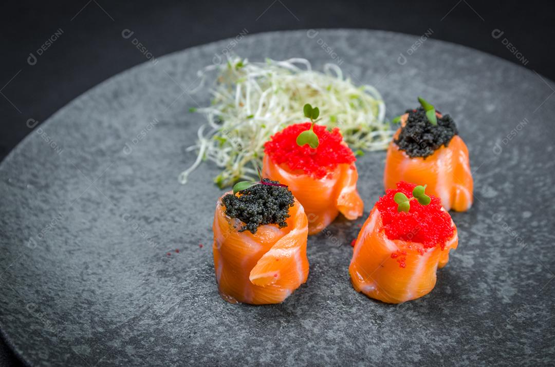 Sushi, cozinha tradicional japonesa. Delicioso sushi jow com caviar de capelim na placa decorada