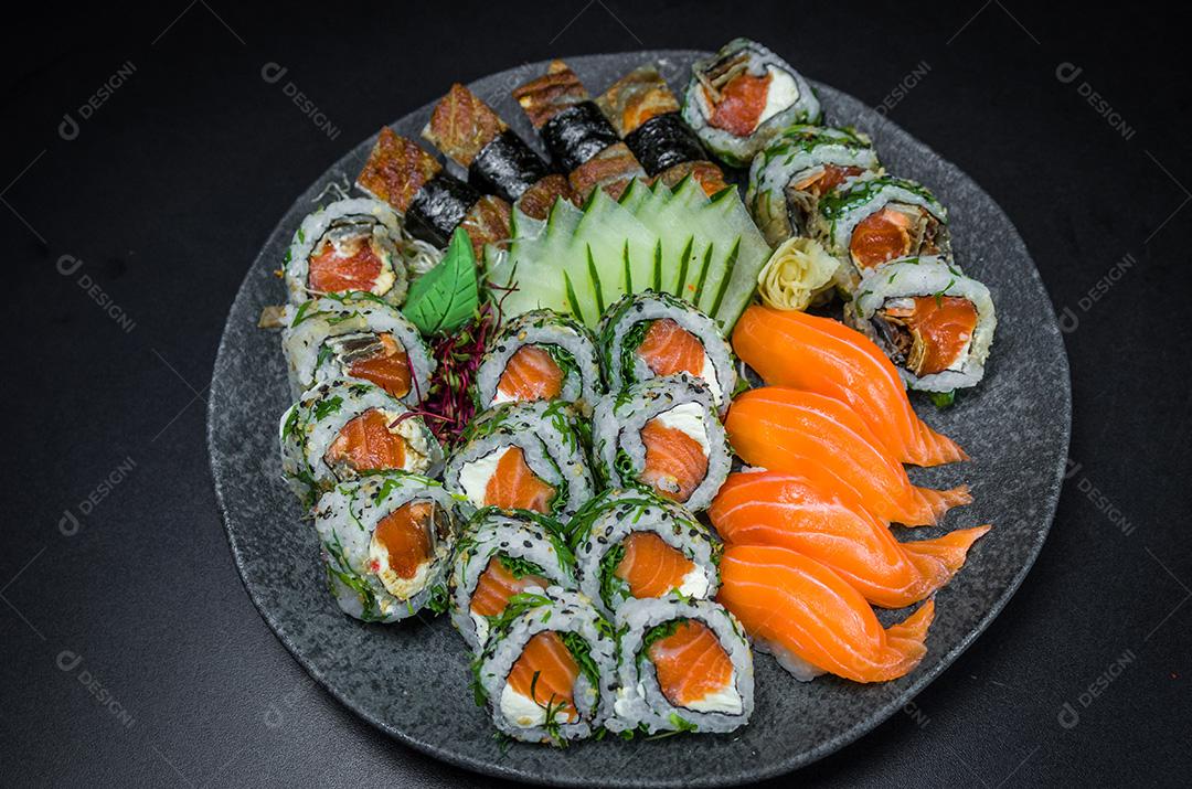 Sushi, cozinha tradicional japonesa. Vários sushi delicioso em
