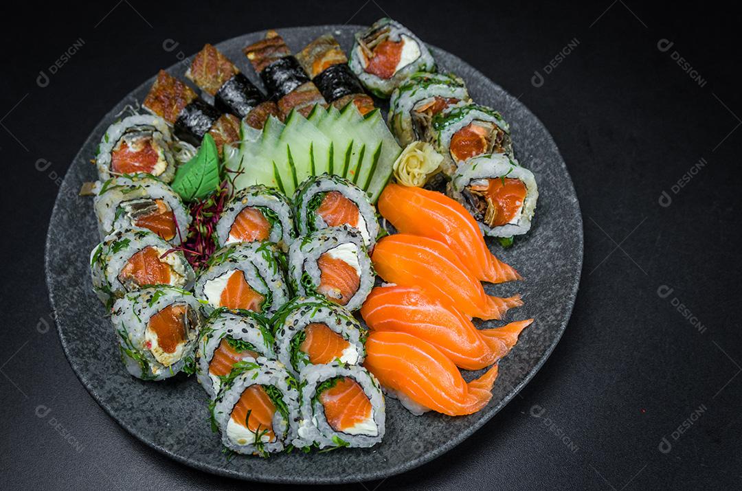 Sushi, cozinha tradicional japonesa. Vários sushi delicioso em