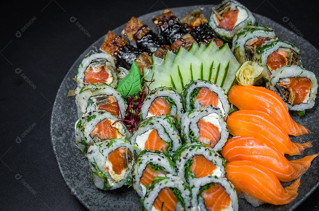 Sushi, cozinha tradicional japonesa. Vários sushi delicioso em