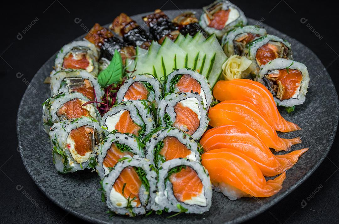 Sushi, cozinha tradicional japonesa. Vários sushi delicioso em