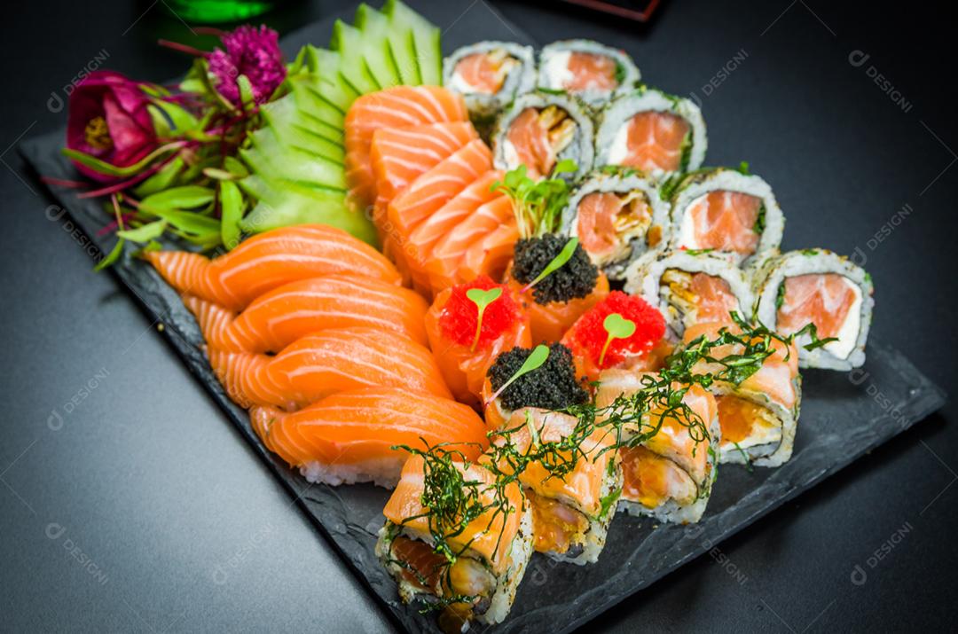 Conjunto de sushi Cozinha tradicional japonesa, sushi decorado em ambiente elegante. Niguiri, Uramaki