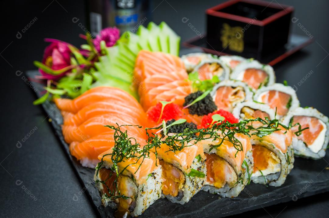 Conjunto de sushi Cozinha tradicional japonesa, sushi decorado em ambiente elegante. Niguiri, Uramaki