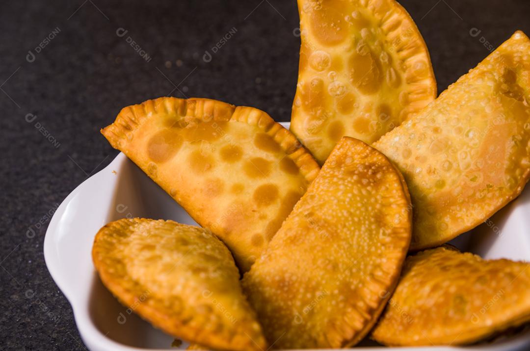 Grande foto de pastelaria brasileira (pastel), prato tradicional da culinária brasileira