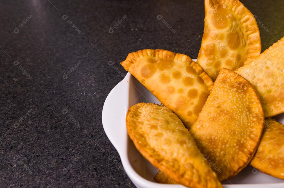 Grande foto de pastelaria brasileira (pastel), prato tradicional da culinária brasileira