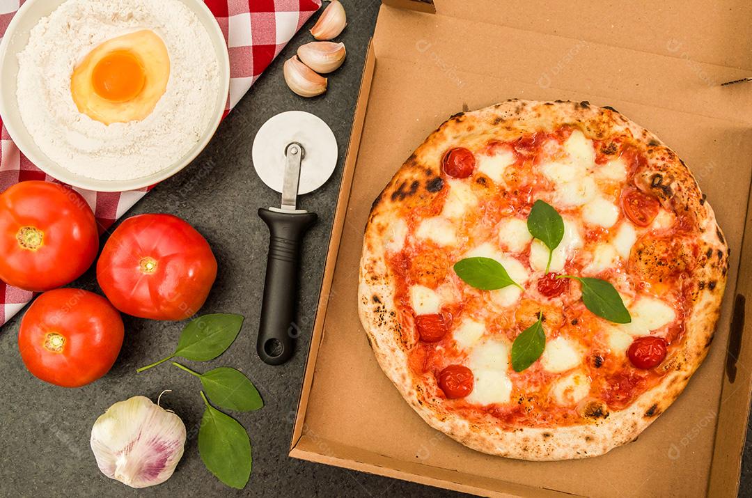 Grande fundo para temas culinários, pizza dentro da caixa em um