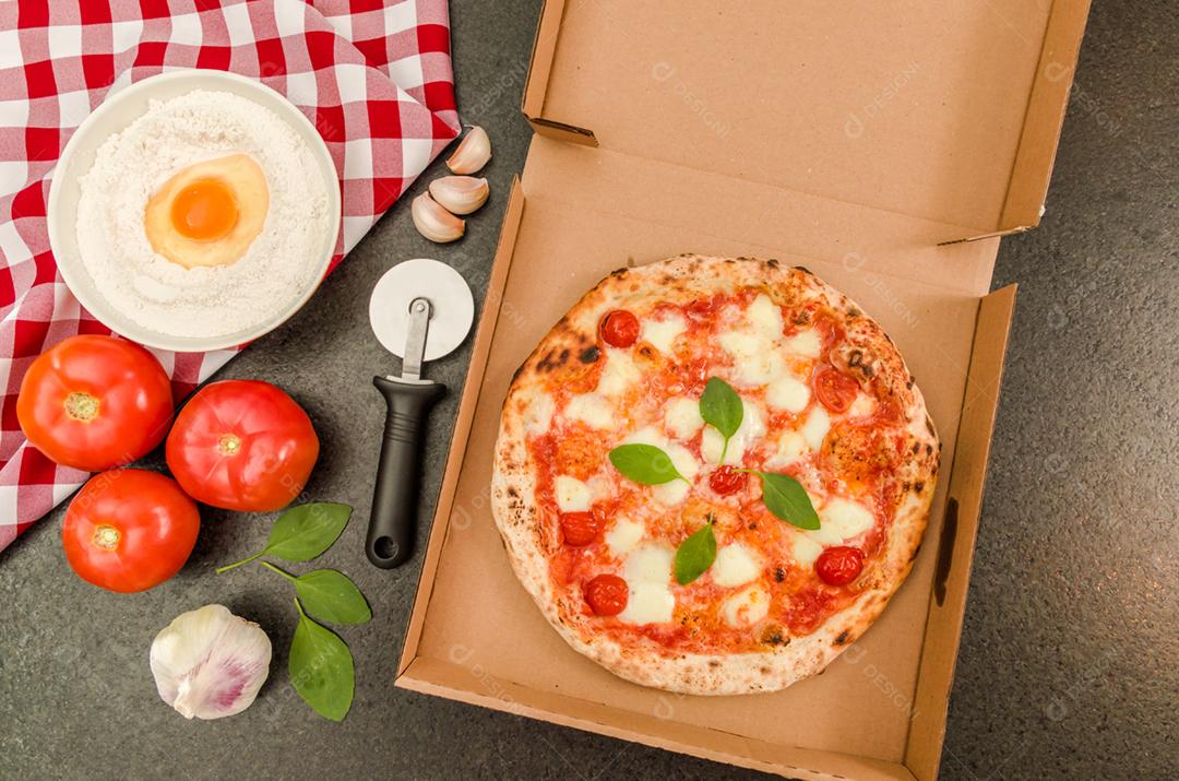 Grande fundo para temas culinários, pizza artesanal com sabor marguerite em fundo de granito preto