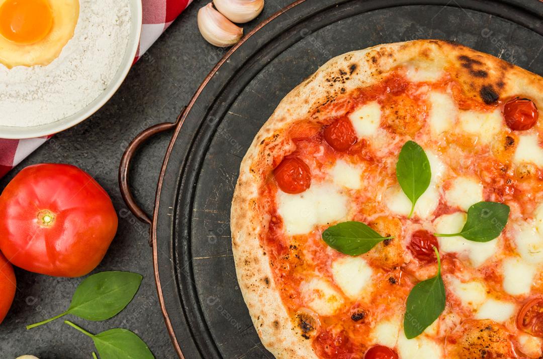 Grande fundo para temas culinários, pizza artesanal com sabor marguerite em fundo de granito preto